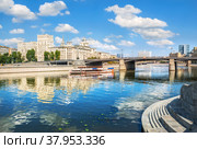 Корабль на Москве-реке и мост Бородинский, Москва (2022 год). Стоковое фото, фотограф Baturina Yuliya / Фотобанк Лори