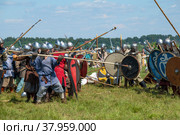 Реконсрукция битвы периода раннего средневековья. Исторический фестиваль "Былинный Берег-2022" Редакционное фото, фотограф Виктор Карасев / Фотобанк Лори