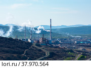 Промышленная зона в Мурманской области. Дымящие трубы Мончегорского ГОКа на фоне гор Мончетундры. Стоковое фото, фотограф Анна Аникова / Фотобанк Лори