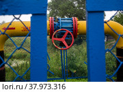 Газовая труба в провинциальном городе, Россия (2022 год). Редакционное фото, фотограф Николай Винокуров / Фотобанк Лори