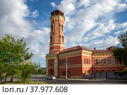 Старое здание Царицынской пожарной части солнечным днем. Волгоград, Россия (2021 год). Стоковое фото, фотограф Анна Карасева / Фотобанк Лори