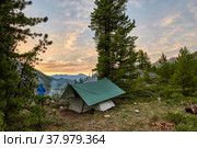 Summer evening at a tourist bivouac in Siberian mountains. Стоковое фото, фотограф Виктор Никитин / Фотобанк Лори