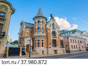 Особняк Кекушевой. Улица Остоженка, дом 21. Летний вечер. Москва. Россия (2022 год). Редакционное фото, фотограф E. O. / Фотобанк Лори
