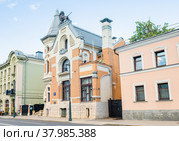 Особняк Кекушевой. Улица Остоженка, дом 21. Летний вечер. Москва (2022 год). Редакционное фото, фотограф E. O. / Фотобанк Лори