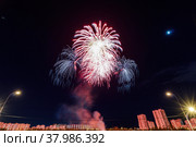 Праздничный салют 9 мая ко Дню Победы в Москве (2022 год). Стоковое фото, фотограф Алексей Чеботарев / Фотобанк Лори