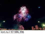 Праздничный салют 9 мая ко Дню Победы в Москве (2022 год). Стоковое фото, фотограф Алексей Чеботарев / Фотобанк Лори
