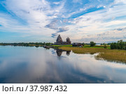 Kind of Kizhi churchyard from the lake (2021 год). Редакционное фото, фотограф Михаил Аккуратoв / Фотобанк Лори