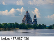 View of Kizhi churchyard from the lake (2021 год). Редакционное фото, фотограф Михаил Аккуратoв / Фотобанк Лори