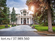 Ресторан Золотой Колос на берегу реки, ВДНХ, Москва (2016 год). Стоковое фото, фотограф Baturina Yuliya / Фотобанк Лори