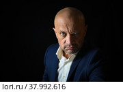 Портрет мужчины в деловом костюме на чёрном фоне. Стоковое фото, фотограф Виталий Михайлюк / Фотобанк Лори