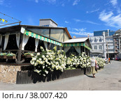 Пивной бар-ресторан "Ханс". Улица Адмирала Фокина, дом 25А, город Владивосток (2022 год). Редакционное фото, фотограф Овчинникова Ирина / Фотобанк Лори