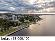 Облачное небо в летний вечер над набережной города Петрозаводска на Онежском озере. Вид с воздуха (2022 год). Стоковое фото, фотограф Sergei Gorin / Фотобанк Лори