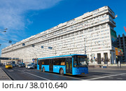 Дом-корабль. Большая Тульская улица, 2. Летнее утро. Москва. Россия (2022 год). Редакционное фото, фотограф E. O. / Фотобанк Лори