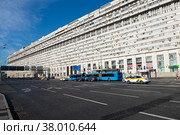Дом-корабль - 14-этажный жилой дом на Большой Тульской улице. Москва. Россия (2022 год). Редакционное фото, фотограф E. O. / Фотобанк Лори
