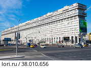 Дом-корабль. Большая Тульская улица, 2. Летнее солнечное утро. Москва. Россия (2022 год). Редакционное фото, фотограф E. O. / Фотобанк Лори