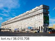 Дом-корабль. Большая Тульская улица, 2. Летнее утро. Москва. Россия (2022 год). Редакционное фото, фотограф E. O. / Фотобанк Лори