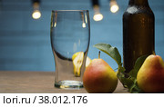 Misted bottle of cider and pears. Стоковое фото, фотограф Татьяна Чудакова / Фотобанк Лори