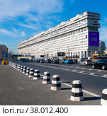 Дом-корабль. Большая Тульская улица, 2. Летнее утро. Москва (2022 год). Редакционное фото, фотограф E. O. / Фотобанк Лори