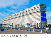 Дом-корабль. Большая Тульская улица. Летнее солнечное утро. Москва. Россия (2022 год). Редакционное фото, фотограф E. O. / Фотобанк Лори