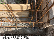 Связанная арматура и смонтированная опалубка крупным планом, вид сверху. Стоковое фото, фотограф Иванов Алексей / Фотобанк Лори