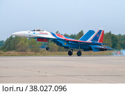 Истребитель Су-35С российской пилотажной группы "Русские витязи" на посадке после выполнения полетной программы. Аэродром Кубинка (2022 год). Редакционное фото, фотограф Виктор Карасев / Фотобанк Лори