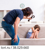 Angry father punishing his daughter. Стоковое фото, фотограф Elnur / Фотобанк Лори