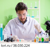 Man chemist working in the lab. Стоковое фото, фотограф Elnur / Фотобанк Лори