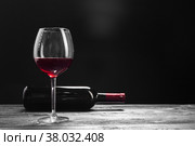 wine and grapes on the table. Стоковое фото, фотограф Сергей Толмачёв / Фотобанк Лори