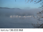 Волга парит. При первых минусовых температурах теплая вода остывает и от реки поднимаются клубы пара. Стоковое фото, фотограф Оксана Санкина / Фотобанк Лори