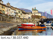 Promenade in Cannobio on Lake Maggiore overlooking church and harbor with boats (2022 год). Редакционное фото, фотограф Яков Филимонов / Фотобанк Лори
