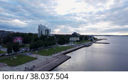 Вид с воздуха на набережную озера в центре города Петрозаводска. Пасмурный вечер. Боковой пролет вверх (2022 год). Стоковое видео, видеограф Sergei Gorin / Фотобанк Лори