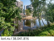 Дома ЖК Alter и Magnifika Lifestyle, отражающиеся в реке Охте. Санкт-Петербург (2022 год). Редакционное фото, фотограф Румянцева Наталия / Фотобанк Лори