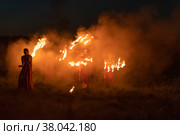 Ночное фаершоу в древнеславянском стиле. Фрагмент исторического фестиваля "Былинный Берег - 2022". Тверская область. Редакционное фото, фотограф Виктор Карасев / Фотобанк Лори