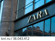 RUSSIA, PETERSBURG - AUG 18, 2022: store zara in russia. Редакционное фото, фотограф ilya Lyubchenko / Фотобанк Лори