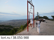 People watching suset, Dagestan, Russia (2022 год). Редакционное фото, фотограф Знаменский Олег / Фотобанк Лори