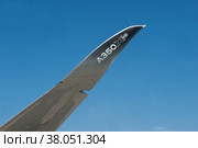 Широкофюзеляжный пассажирский двухдвигательный самолёт Airbus A350-900 XWB с номером F-WCF на Международном авиасалоне МАКС-2019 в Жуковском, Россия, саблевидная законцовка крыла сбоку. Редакционное фото, фотограф Малышев Андрей / Фотобанк Лори