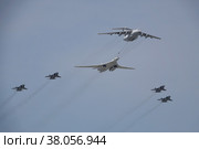 Имитация дозаправки в воздухе самолетов Ил-78 и Ту-160 в сопровождении истребителей МиГ-31 над Красной площадью Москвы во время генеральной репетиции воздушного парада Победы (2022 год). Редакционное фото, фотограф Free Wind / Фотобанк Лори