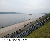Вечерний вид на набережную реки Волги в городе Кинешма (2022 год). Редакционное фото, фотограф Александр Селин / Фотобанк Лори