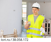 Teenage boy holding bunch of earned money for part-time work. Стоковое фото, фотограф Яков Филимонов / Фотобанк Лори