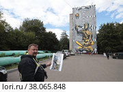 Карина, мурал на многоэтажном доме в Железнодорожном, автор проекта Дмитрий Лёвочкин (2022 год). Редакционное фото, фотограф Дмитрий Неумоин / Фотобанк Лори