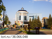 Здание главпочтамта и МФЦ в городе Саранске (2014 год). Редакционное фото, фотограф Солодовникова Елена / Фотобанк Лори