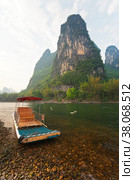 China. The beautiful Li River (Lijiang River) with green karst hills along the banks. Traditional bamboo pleasure raft waiting for tourists on the shore (2011 год). Стоковое фото, фотограф Виктория Катьянова / Фотобанк Лори