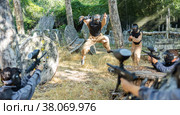 Paintball team rushing enemy positions on battleground. Стоковое фото, фотограф Яков Филимонов / Фотобанк Лори