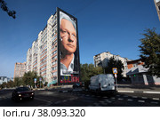 Джулиан Ассанж рисунок на доме в Железнодорожном (2022 год). Редакционное фото, фотограф Дмитрий Неумоин / Фотобанк Лори