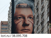Итальянский художник Йорит Агоч (Jorit)  пишет основателя Wikileaks, журналиста Джулиана Ассанжа в Железнодорожном (2022 год). Редакционное фото, фотограф Дмитрий Неумоин / Фотобанк Лори
