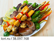 Meshana Scar, dish of bulgarian cuisine with assortiment meat and vegetables. Стоковое фото, фотограф Яков Филимонов / Фотобанк Лори