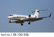Private jet approaching landing. Стоковое фото, фотограф Яков Филимонов / Фотобанк Лори
