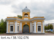 Александровские ворота (ворота порохового завода) 1800г.г арх.Ф.И.Демерцов, Санкт-Петербург (2022 год). Редакционное фото, фотограф Александр Щепин / Фотобанк Лори