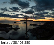 Восьмиконечный крест на фоне заката и моря. Стоковое фото, фотограф Яковлев Сергей / Фотобанк Лори
