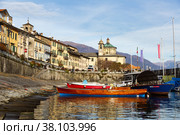 Cannobio waterfront along Lago Maggiore with boats in harbour on winter day (2022 год). Редакционное фото, фотограф Яков Филимонов / Фотобанк Лори